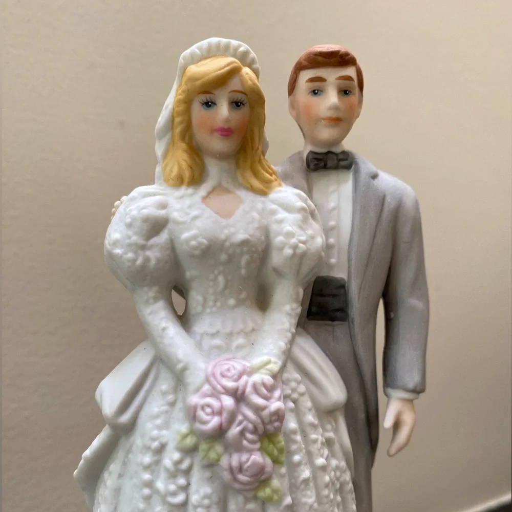 EHW Wedding Cake Bride & Groom Topper/Music Box 